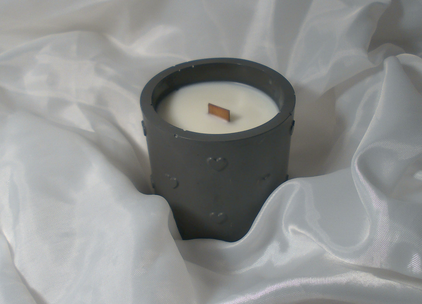 Bougie en pot avec petits coeurs