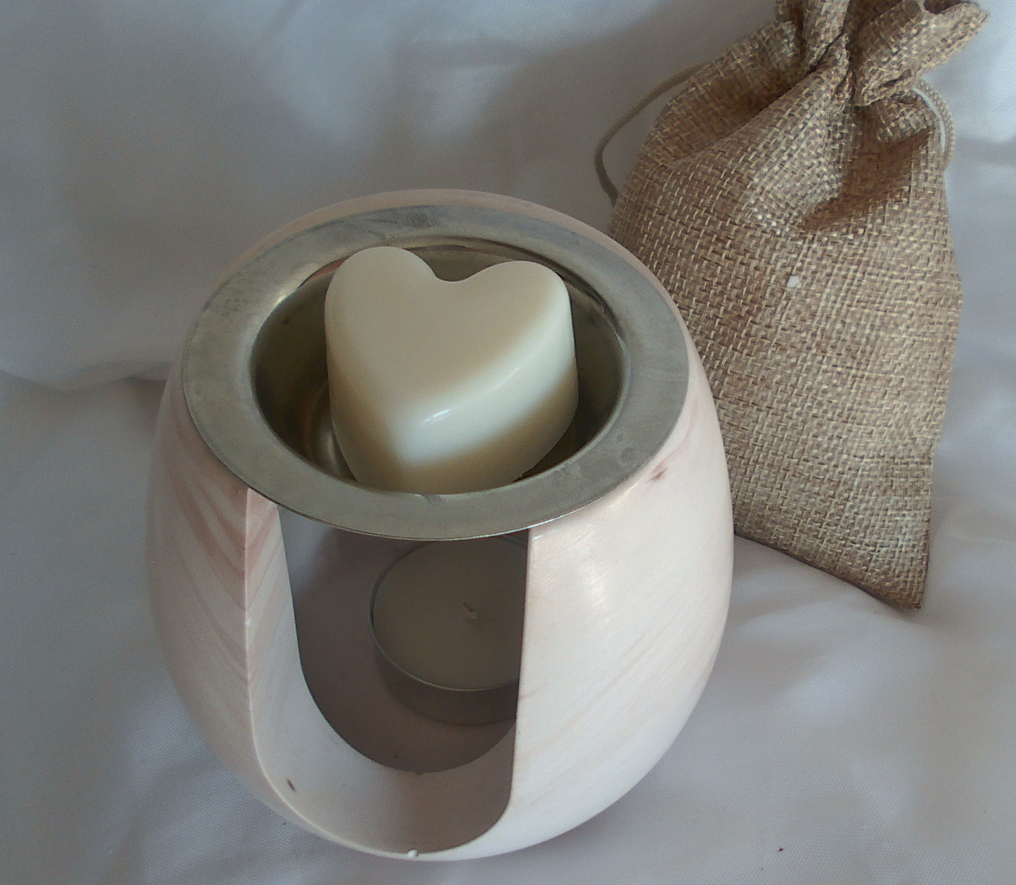 Fondant cœur parféumé déposé dans un brûle-parfum - Cire de soja - Cocon by Héléa