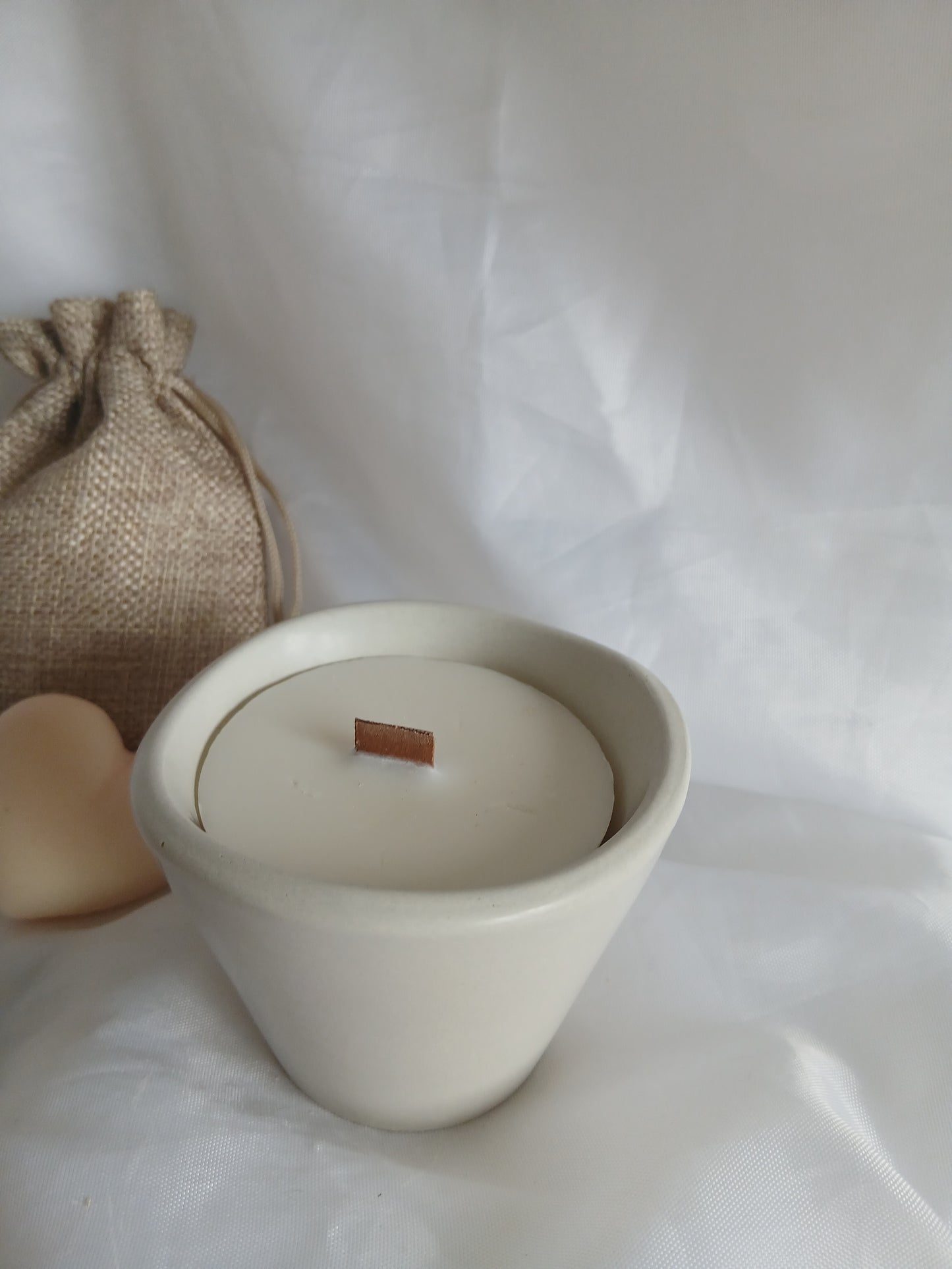 Terréa — Bougie en pot Jesmonite évasé | Mèche en bois | Cire de soja | Fait main à Nice