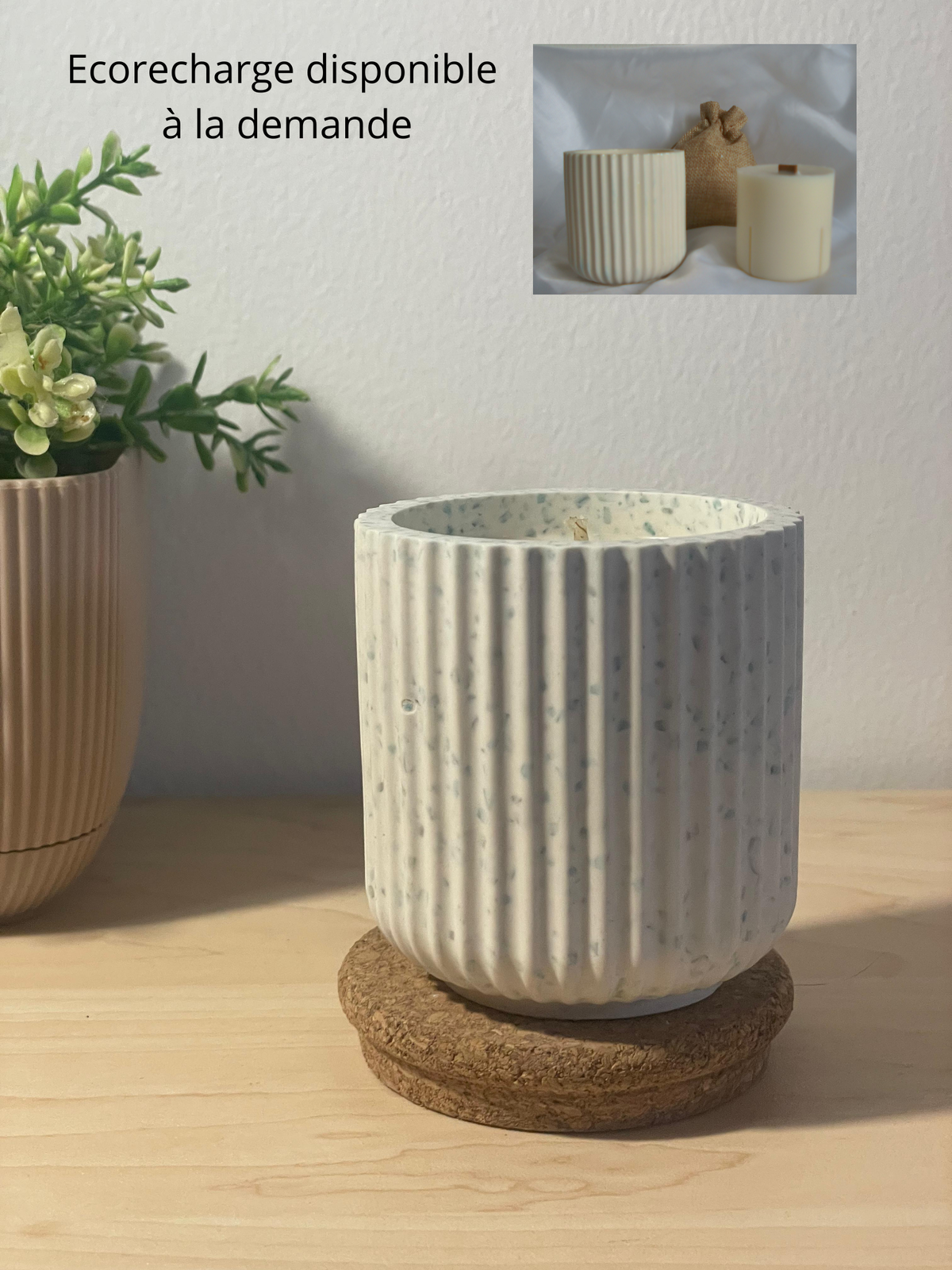 Minéa - bougie en pot Jesmonite strié avec éco-recharge - Cire de soja, fait main à Nice