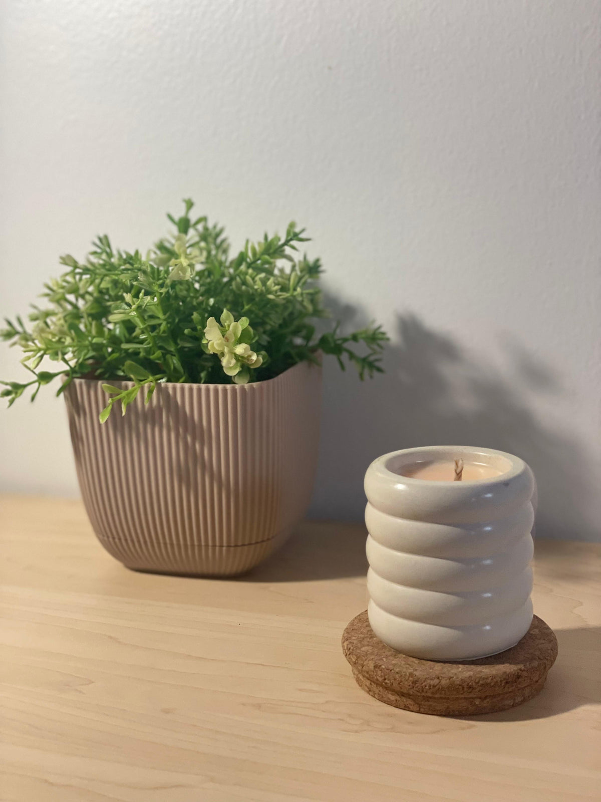 Alvéa - bougie en pot Jesmonite alvéolé avec éco-recharge, gros plan - Fait main à Nice