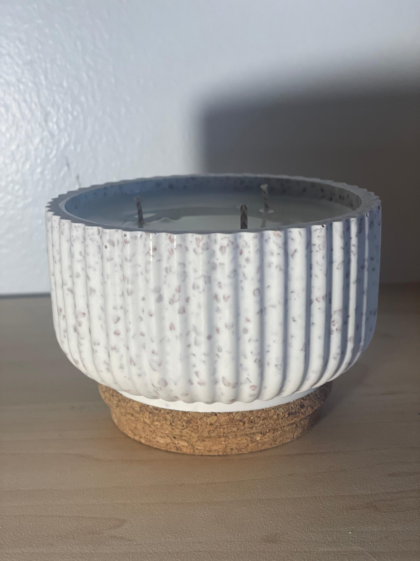 Bougie parfumée dans pot en jesmonite rond