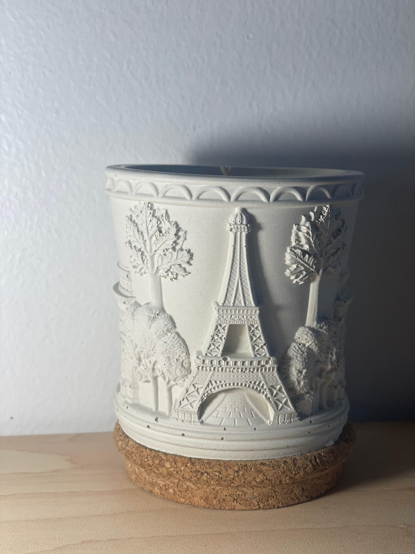 Élyséa — Bougie en pot Jesmonite | Tour Eiffel & Arc de Triomphe en relief | Mèche en bois | Fait main à Nice