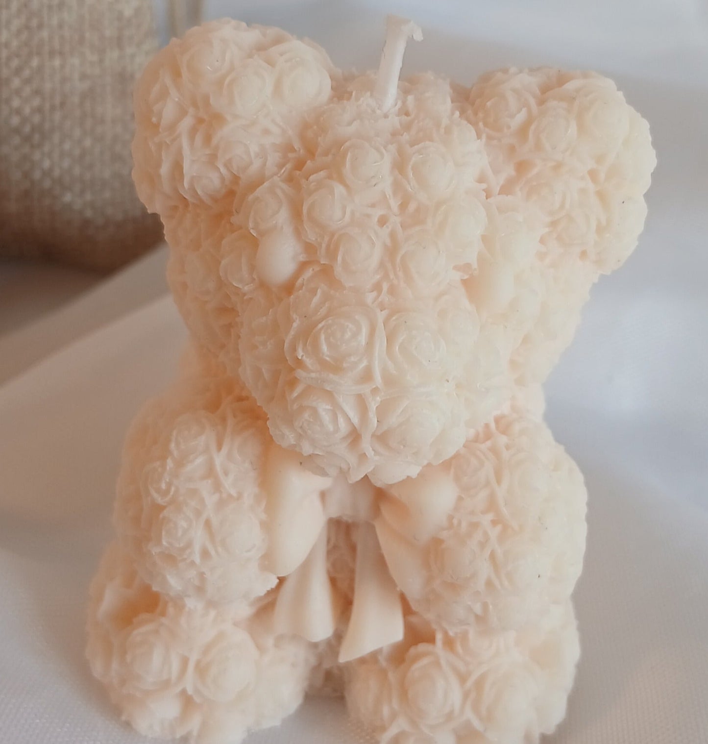 Ourséa - détail relief roses et ourson en cire de soja et coco / Bougie artisanale Nice