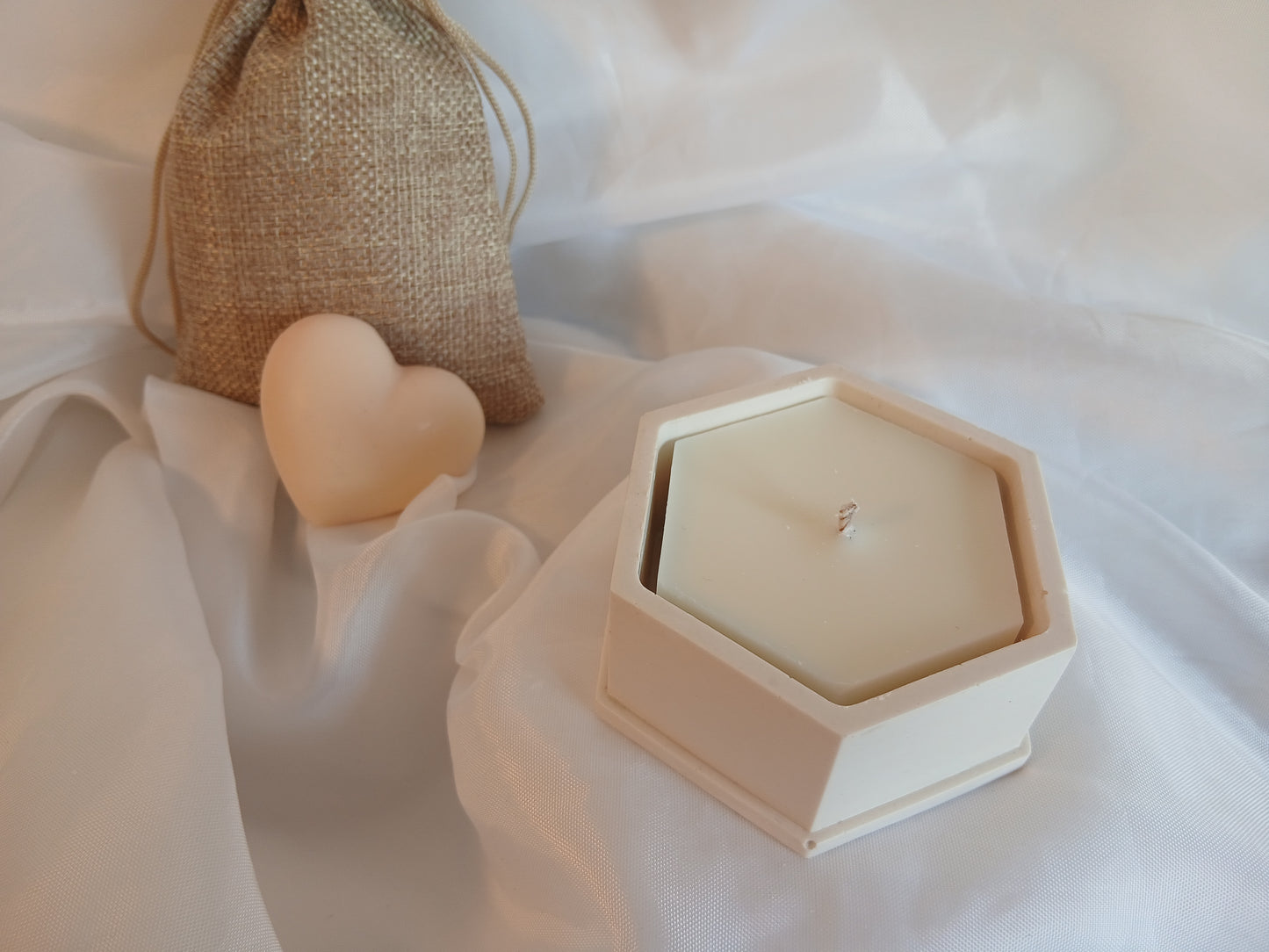 Héxéa — Bougie en pot Jesmonite Hexagonal | Mèche bois ou coton | Cire de soja | Fait main à Nice