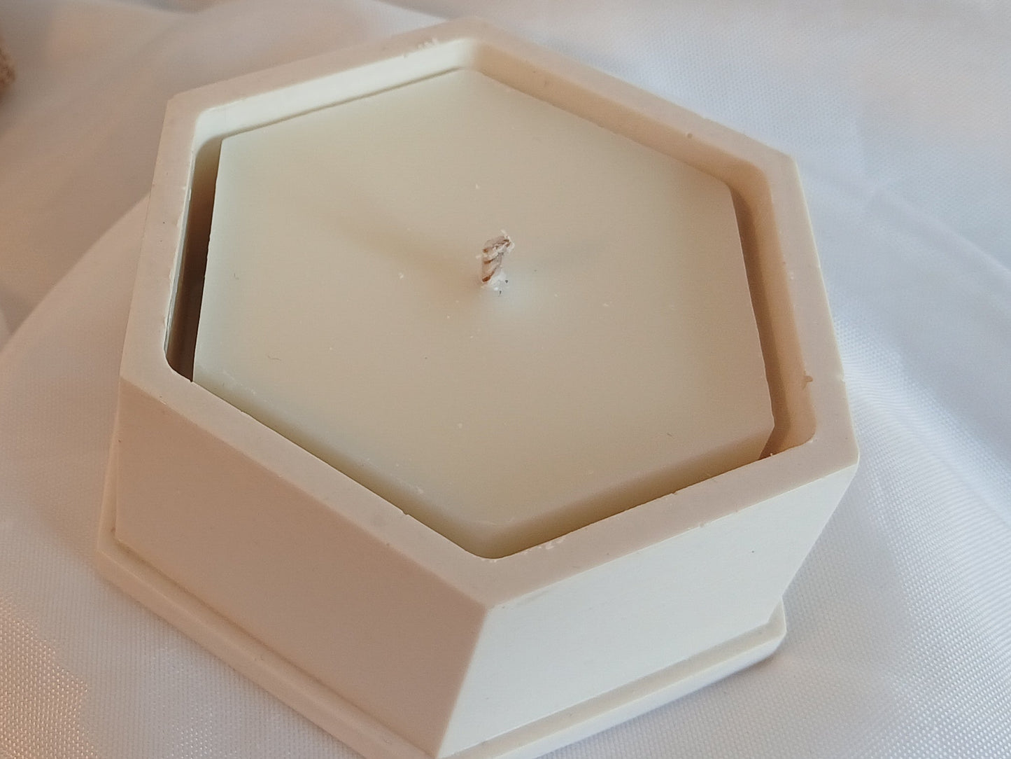 Héxéa - détail forme hexagonale jesmonite - Bougie artisanale Nice