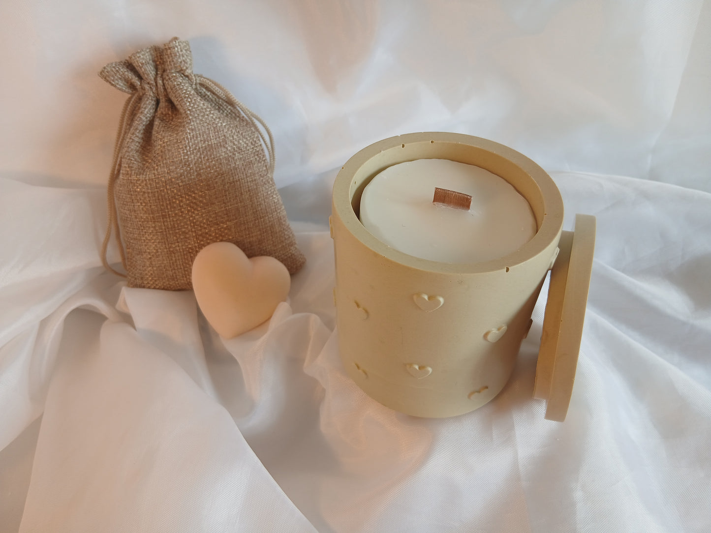 Lovéa — Bougie en pot Jesmonite Cœurs en relief | Mèche en bois | Cire de soja | Fait main à Nice
