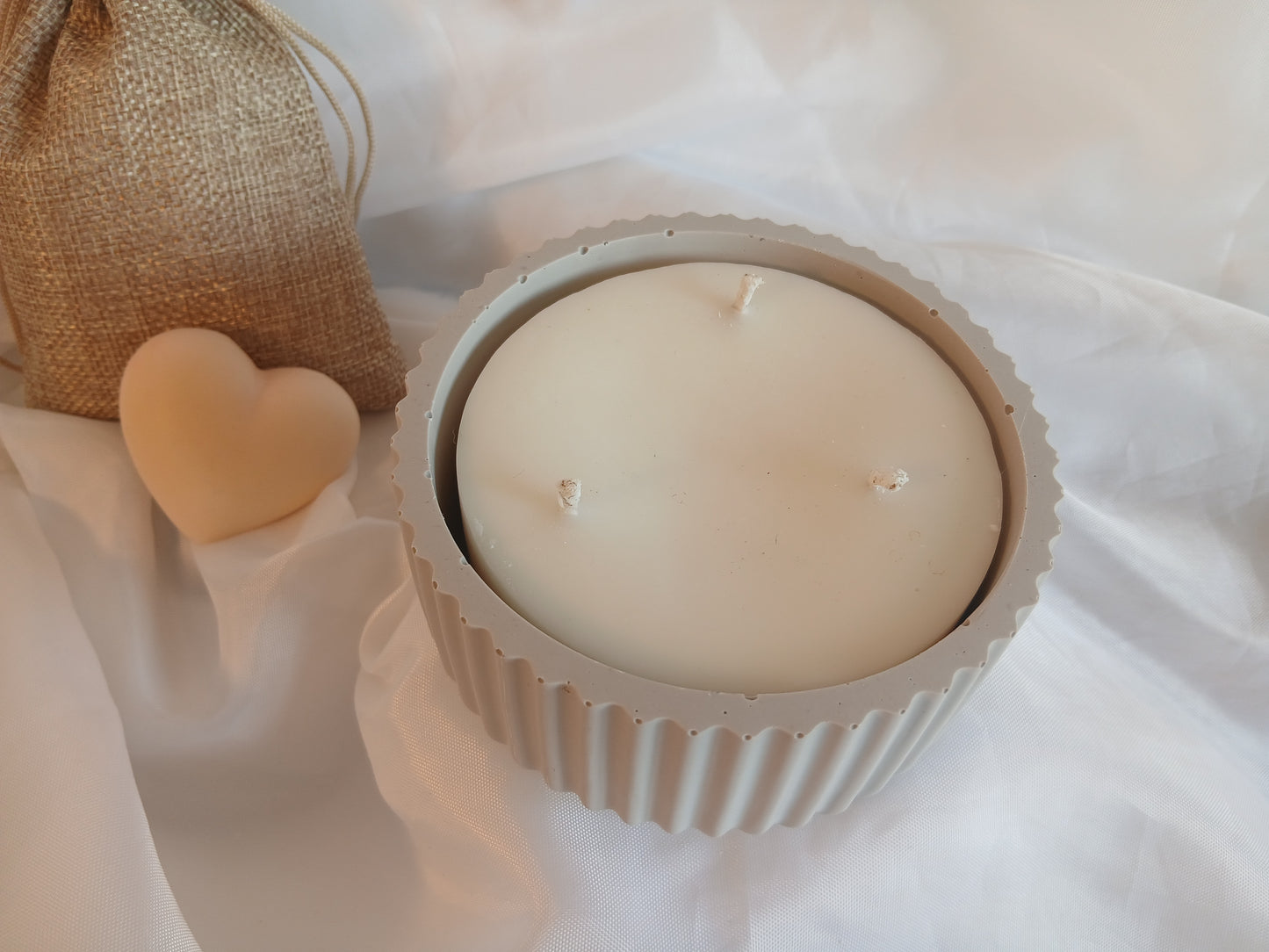 Oléa — Grande Bougie 3 mèches en pot Jesmonite strié | Cire de soja | Parfum de Grasse | Fait main à Nice
