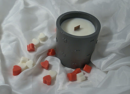 Bougie en pot avec petits coeurs