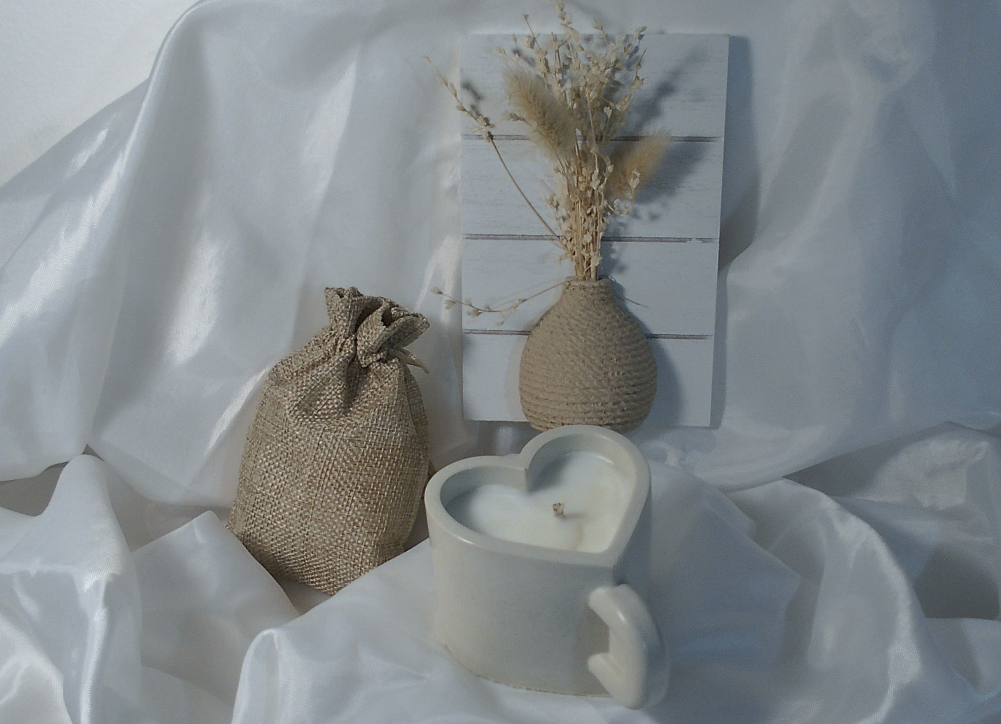 Bougie dans pot en forme de tasse