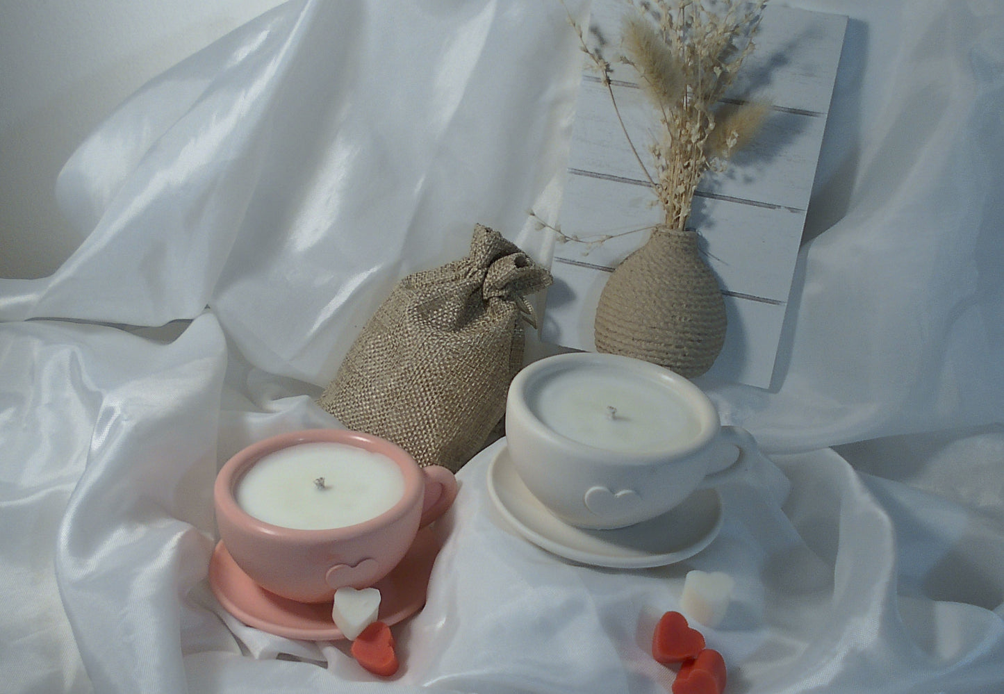 Bougie dans pot en forme de tasse avec sa soucoupe