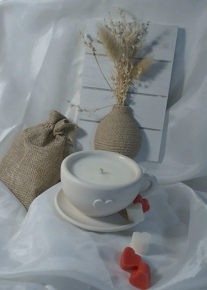 Luméa — Bougie en pot Jesmonite Tasse & Soucoupe | Cœur en relief | Cire de soja | Fait main à Nice
