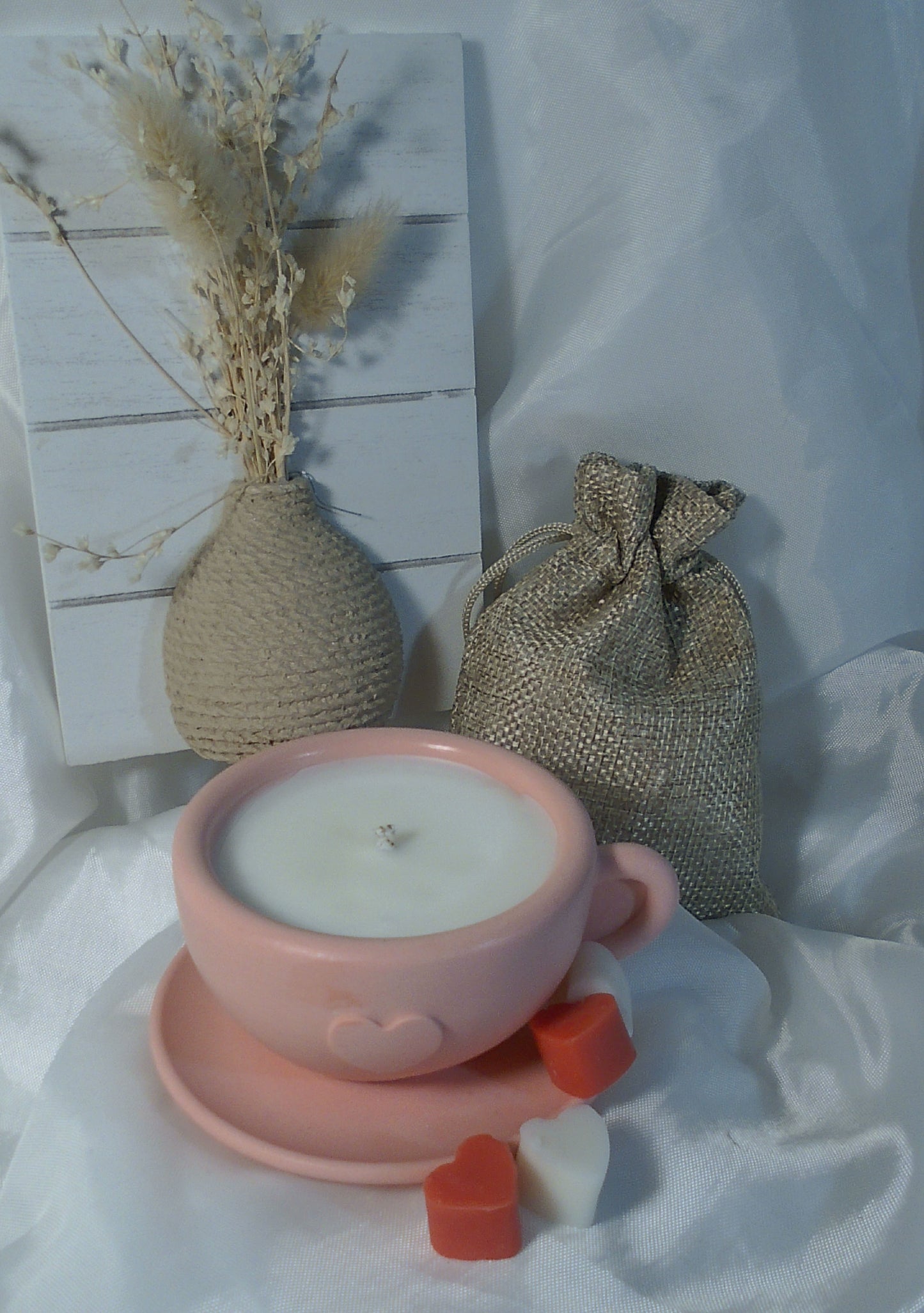 Bougie dans pot en forme de tasse avec sa soucoupe