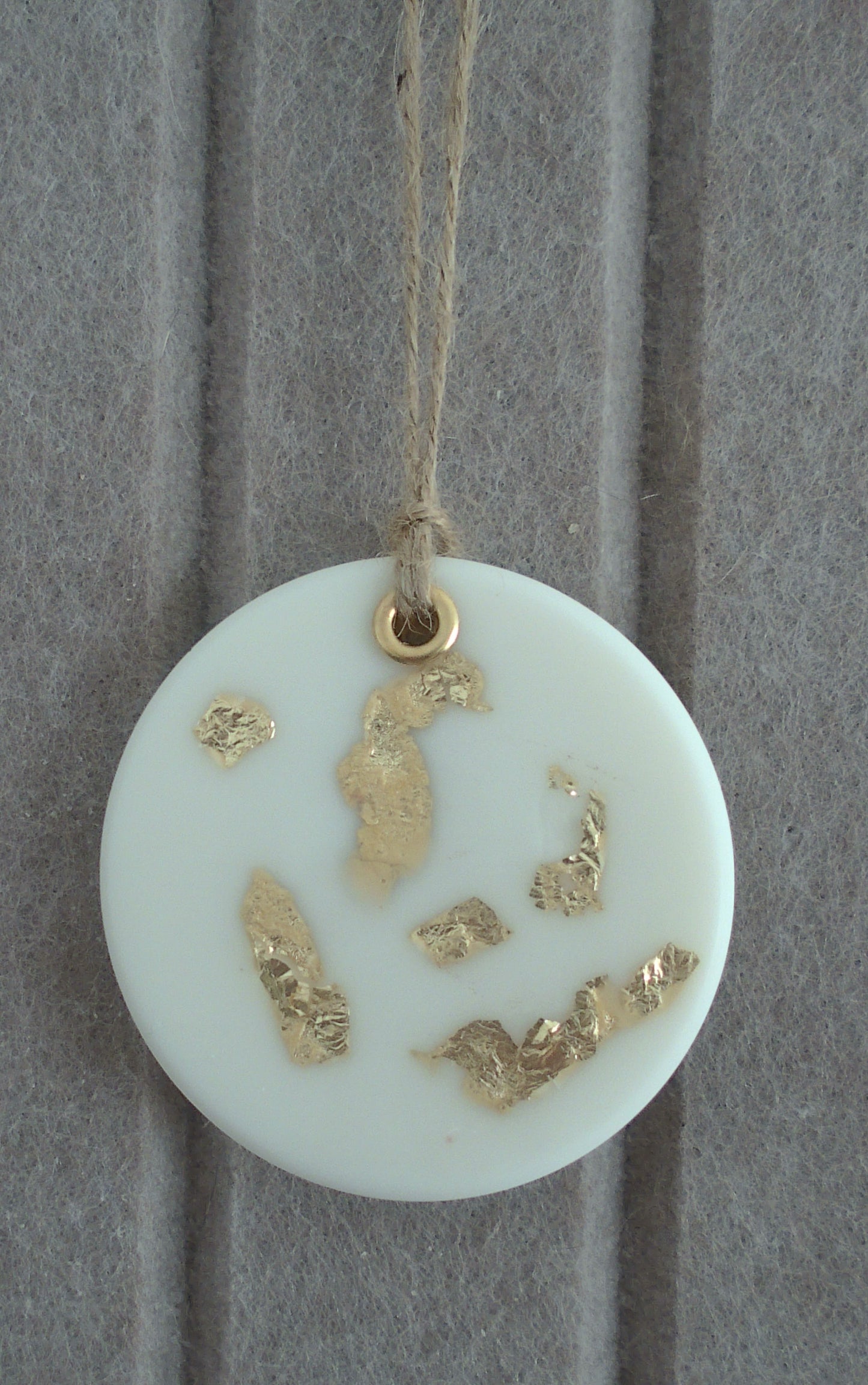 Suspension parfumée ronde avec feuilles d'or