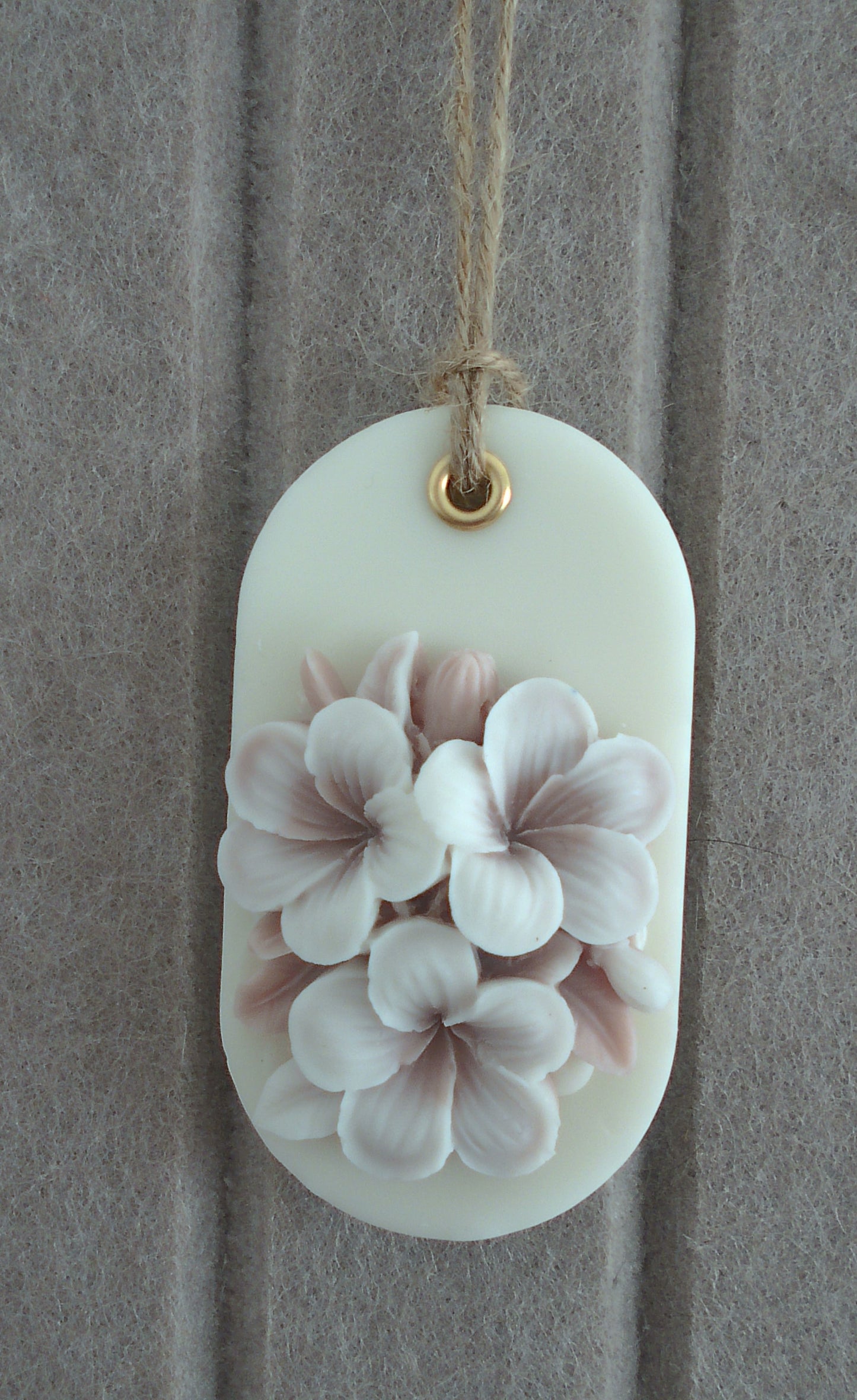 Suspension parfumée ovale avec fleurs