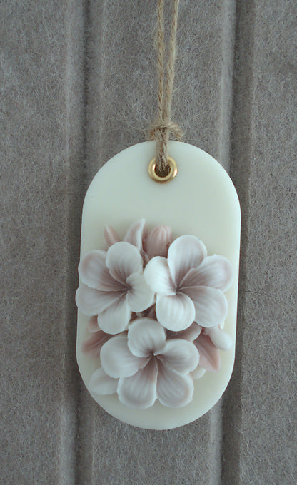 Suspension parfumée ovale avec fleurs