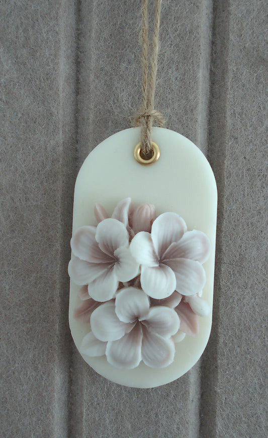 Suspension parfumée ovale avec fleurs