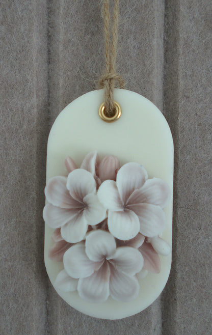 Suspension parfumée ovale avec fleurs