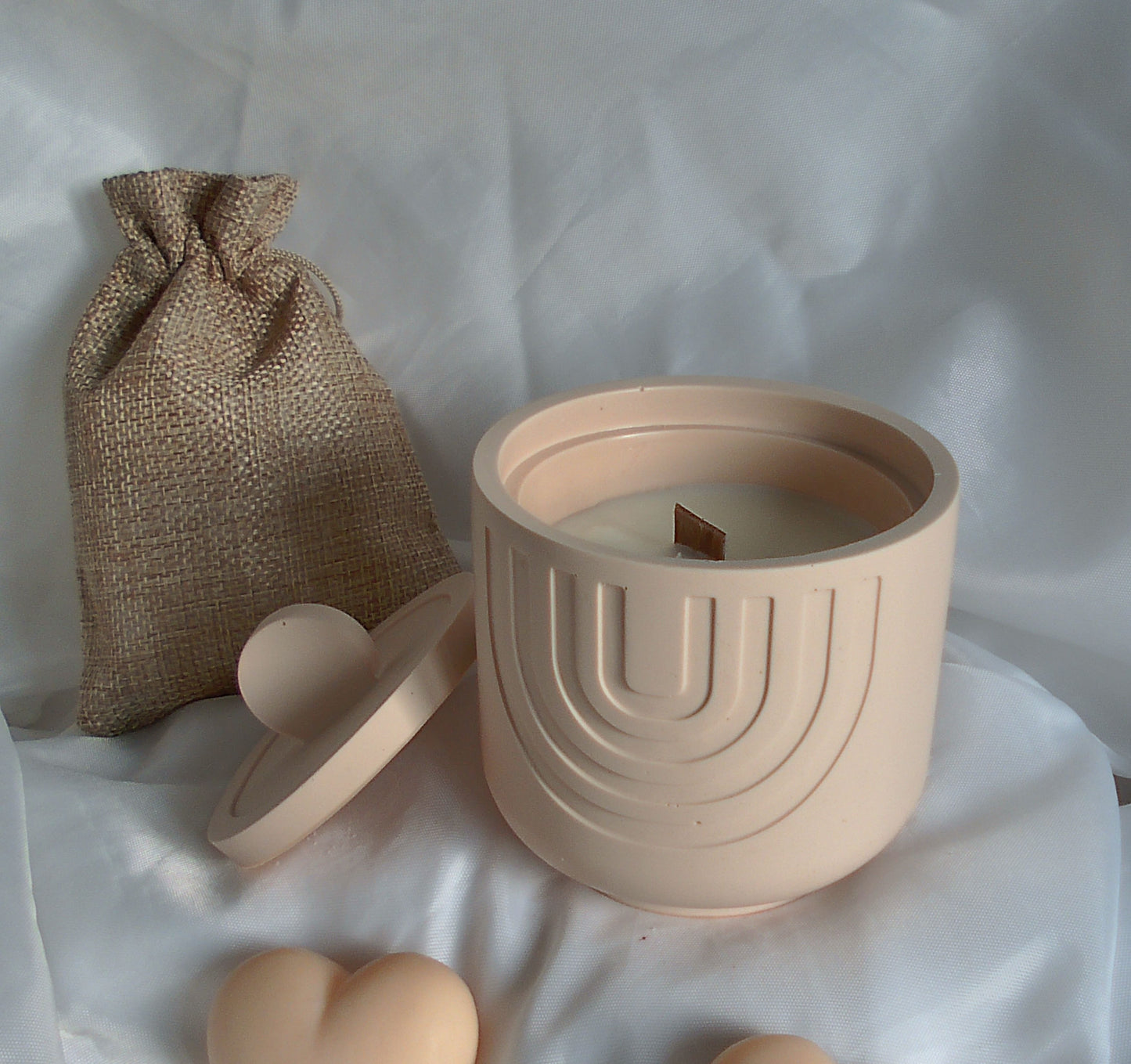 Arcélia — Bougie en pot Jesmonite Arches Art Déco avec couvercle | Mèche en bois | Fait main à Nice