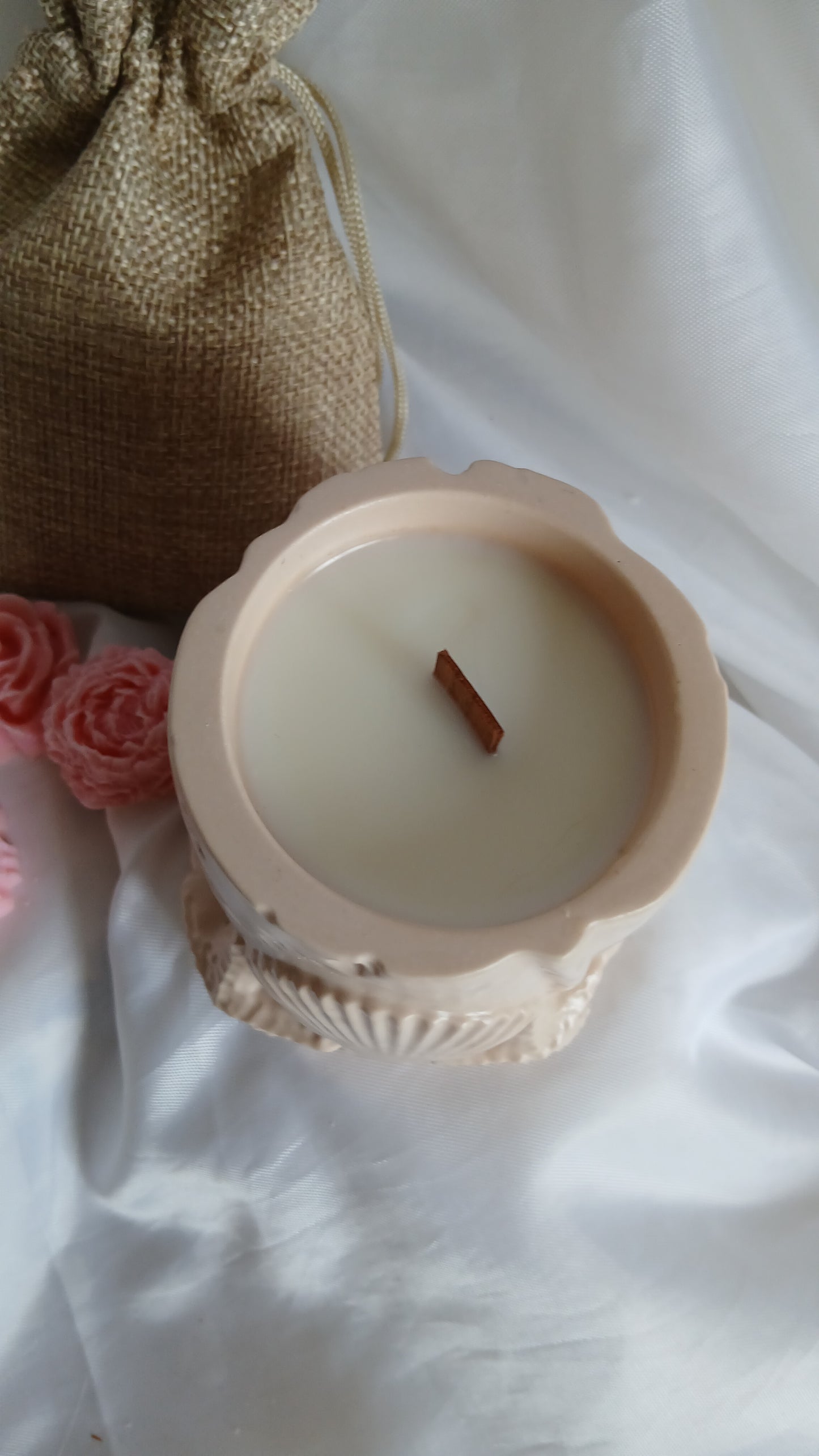 Océa - bougie artisanale en pot jesmonite coquillages, vue de dessus, cire de soja - Fait main à Nice