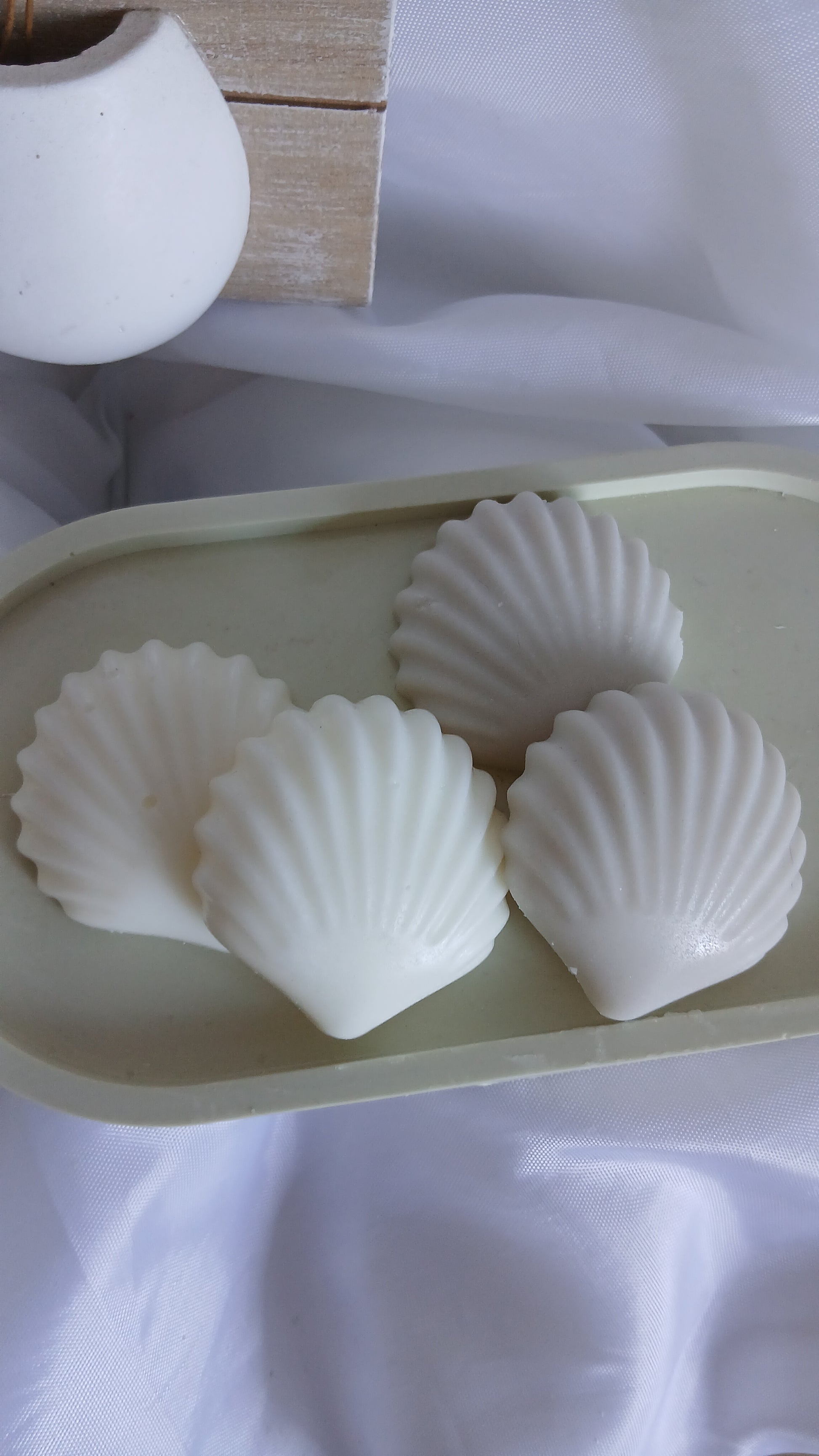 Coffret 6 fondants coquillages parfumés en cire de soja - Posés sur un plateau en jesmonite - Parfum de Grasse - Fait main à Nice