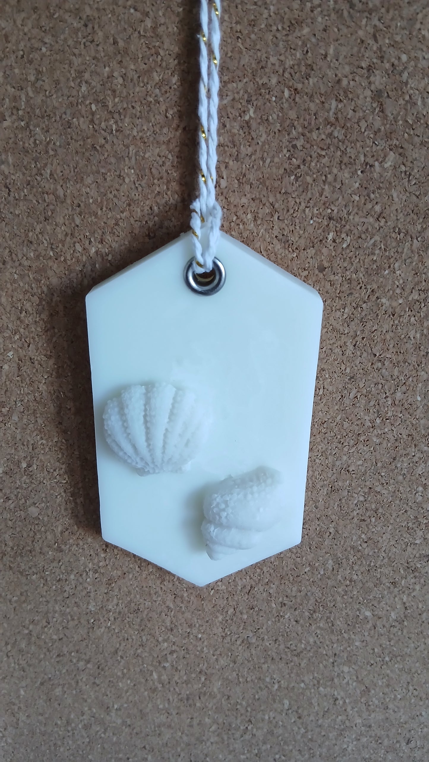 Marina - suspension parfumée coquillages beige en cire de soja - Fait main à Nice