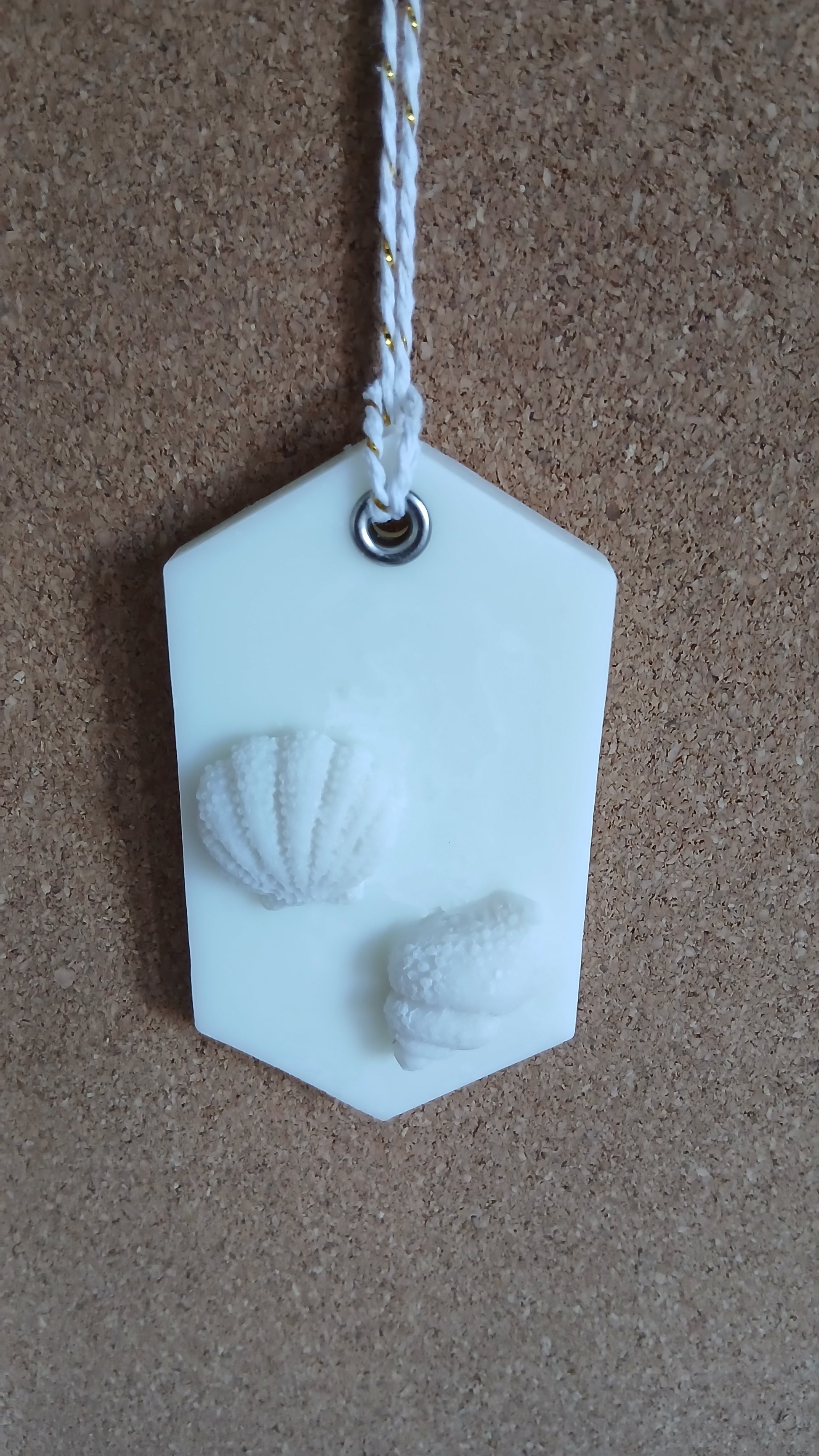 Marina - suspension parfumée coquillages beige en cire de soja - Fait main à Nice