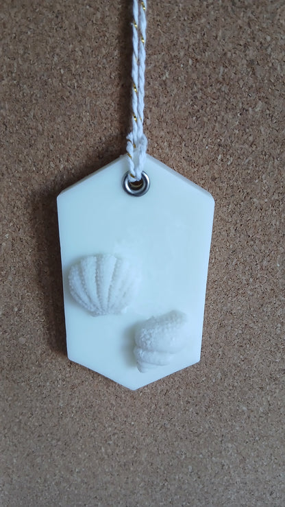 Marina - suspension parfumée coquillages beige en cire de soja - Fait main à Nice