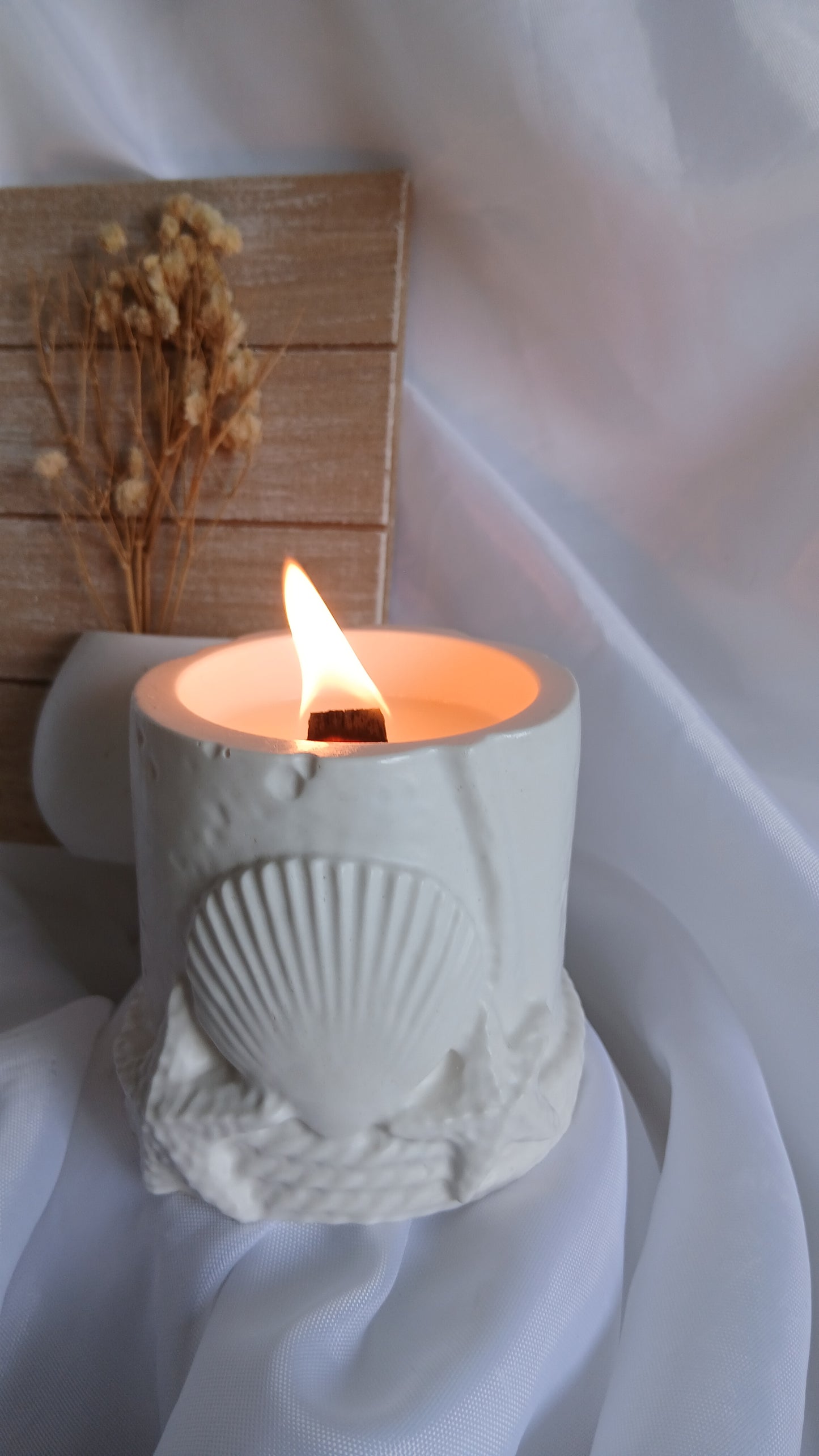 Océa - bougie artisanale en pot jesmonite coquillages allumée, cire de soja - Fait main à Nice