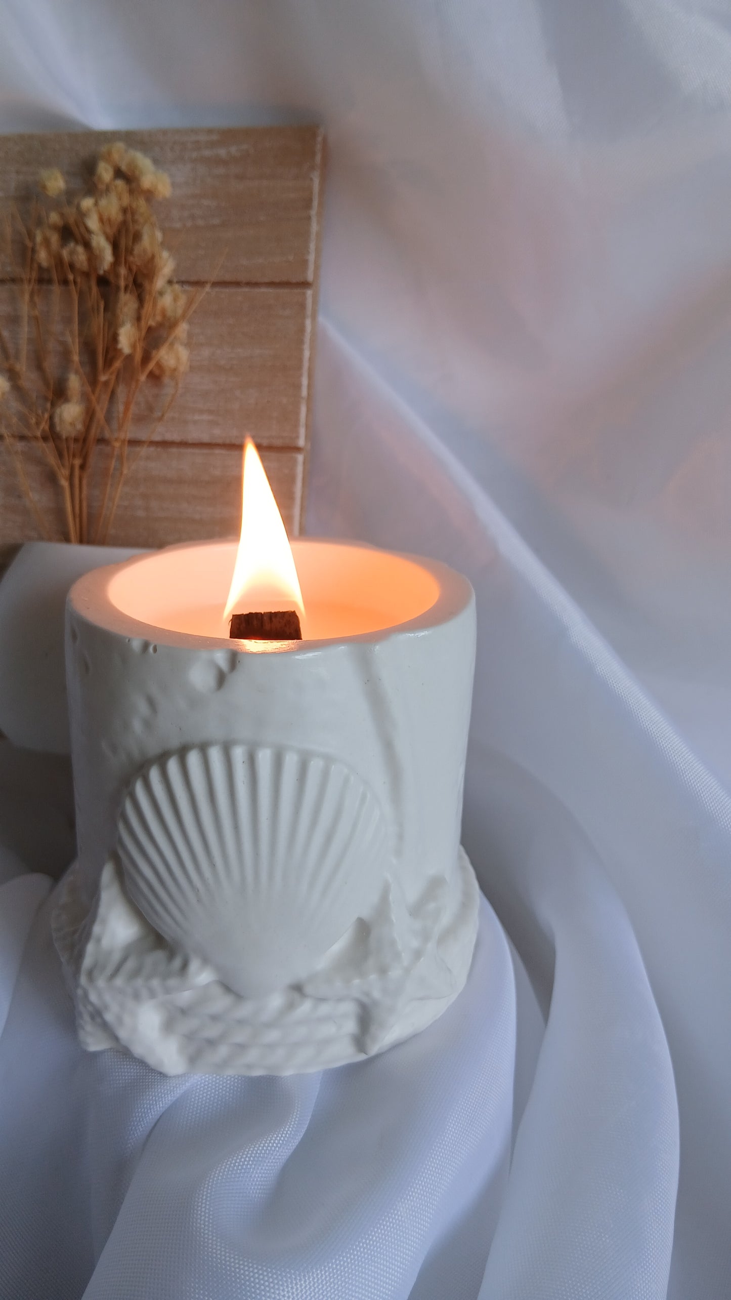 Océa - bougie artisanale en pot jesmonite coquillages, flamme, cire de soja - Fait main à Nice