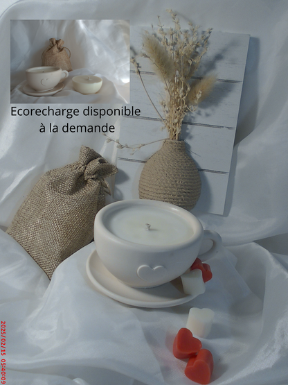 Bougie dans pot en forme de tasse avec sa soucoupe