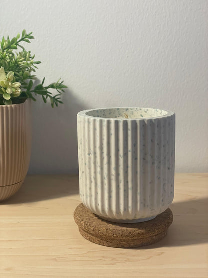 Pot en jesmonite à rayures