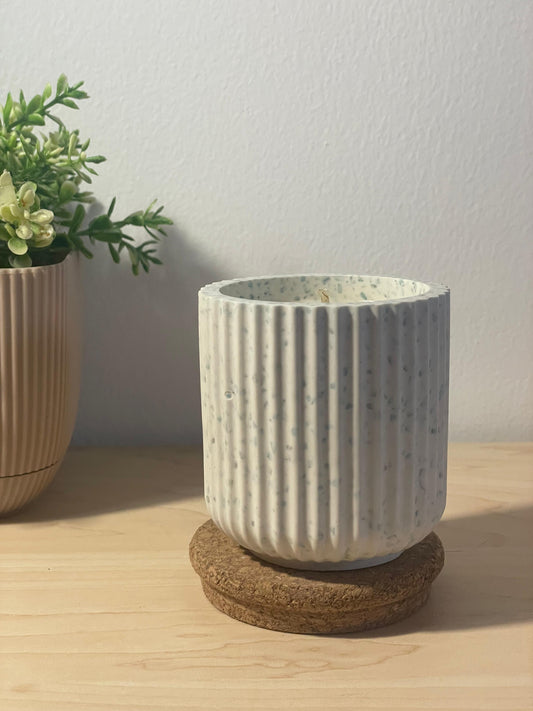 Minéa - bougie en pot Jesmonite strié, vue de face - Cire de soja, fait main à Nice