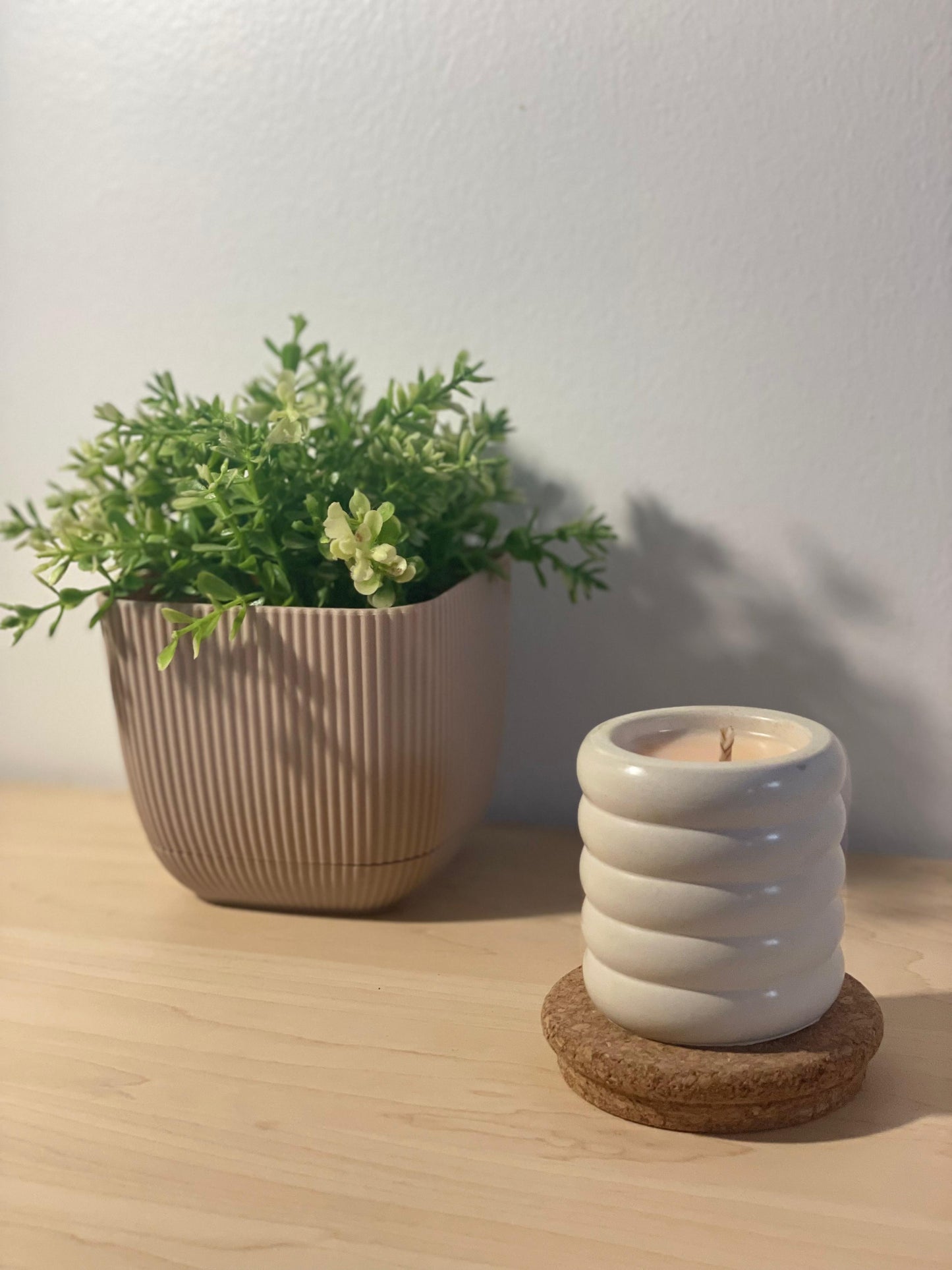 Pot en jesmonite avec cylindres