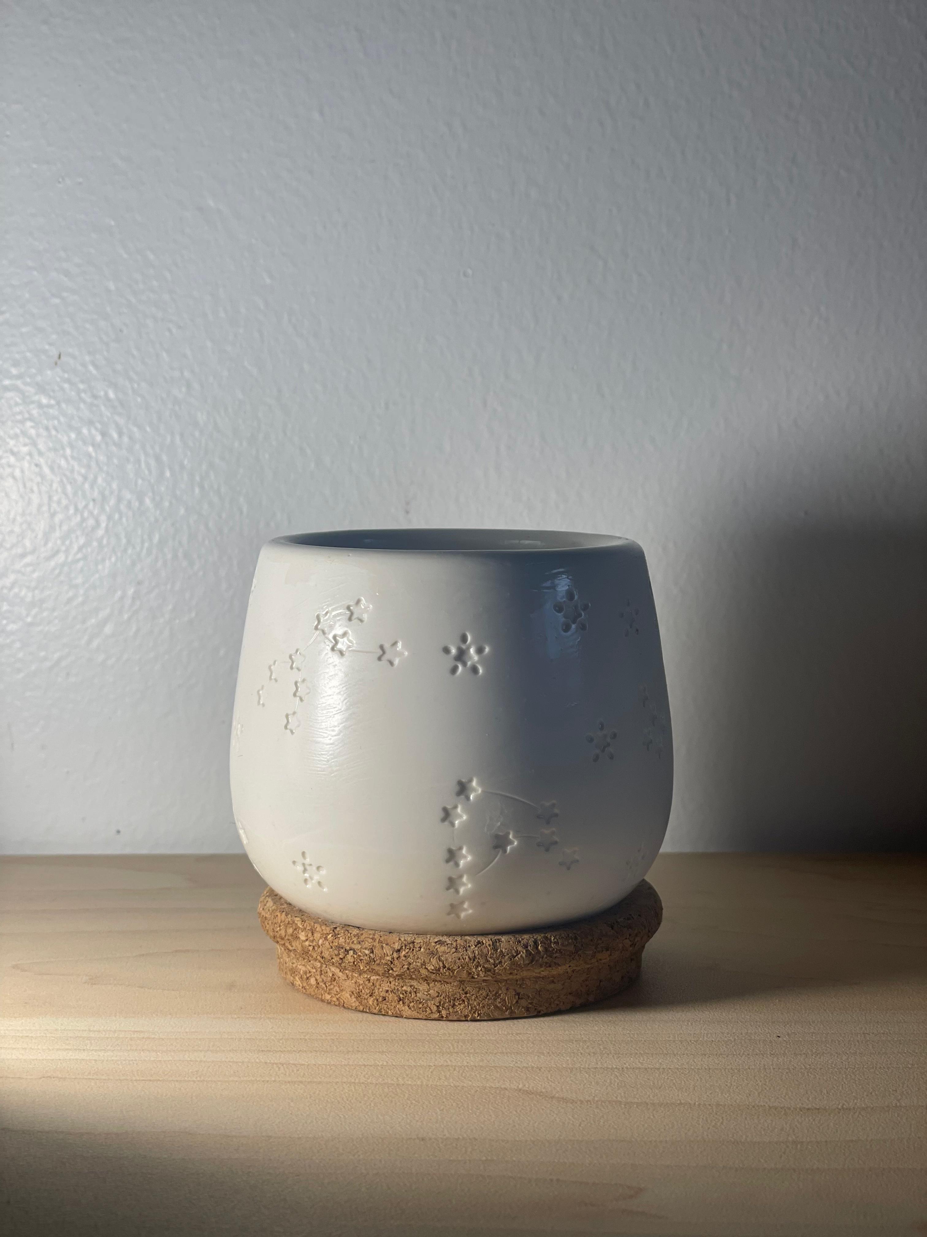 Héléa – Bougie en pot Jesmonite étoilé avec couvercle | Mèche en bois | Cire de soja | Fait main à Nice