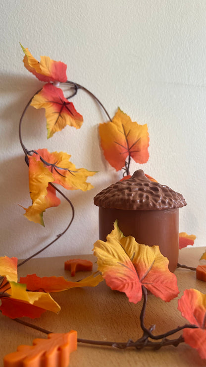 Chênéa - bougie en pot chêne avec couvercle, teinte terracotta, décor d'automne - Fait main à Nice