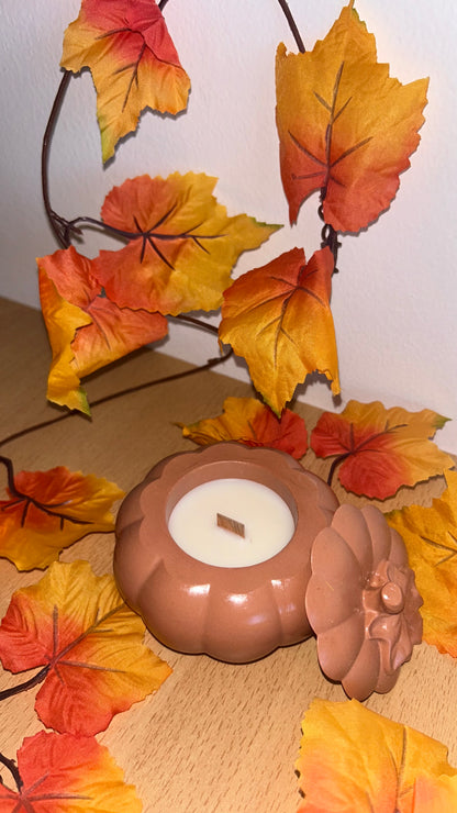 Sylvéa - pot citrouille terracotta ouvert, bougie cire de soja et mèche en bois - Cocon by Héléa