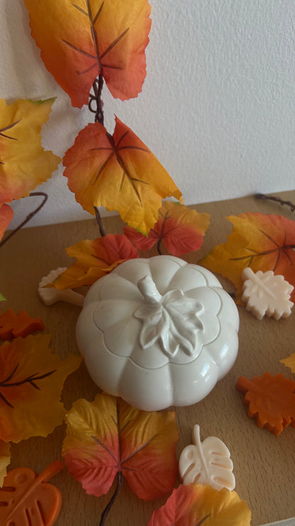Sylvéa - bougie citrouille ivoire avec fondants feuilles d'automne - Fait main à Nice