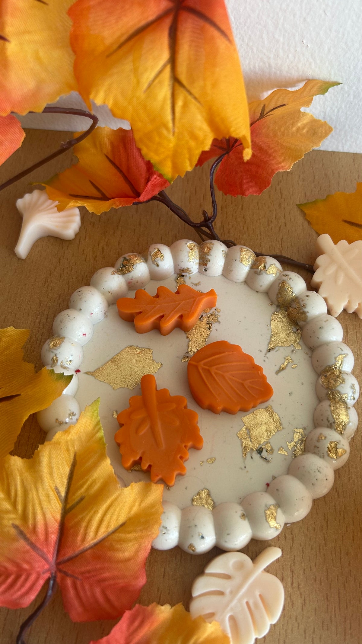 Doréa - plateau rond en jesmonite ivoire et feuille d'or avec fondants feuilles d'automne - Fait main à Nice