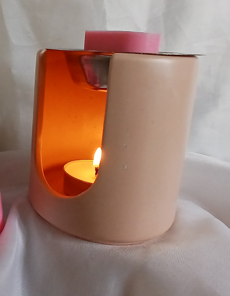 Ardéa - brûle-parfum jesmonite terracotta vue de côté allumé - Cocon by Héléa