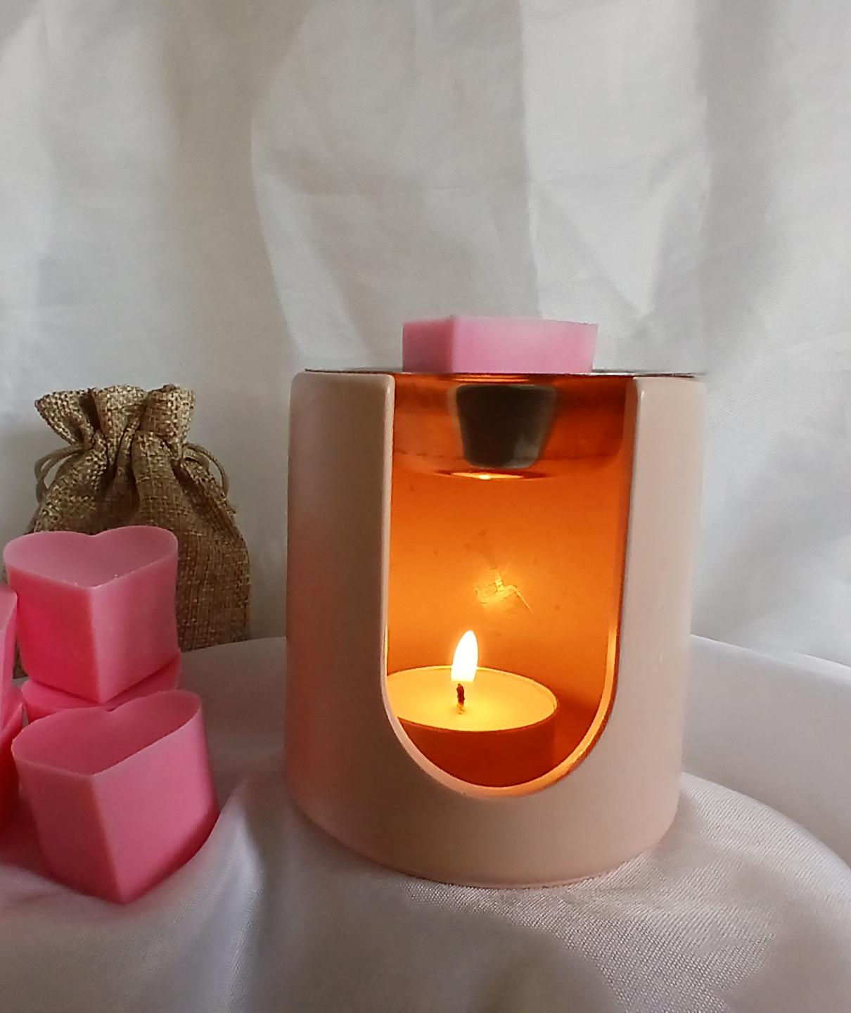 Ardéa - brûle-parfum jesmonite terracotta gros plan de face, bougie chauffe-plat allumée - Cocon by Héléa