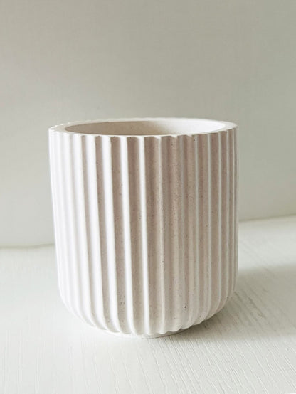 Pot en jesmonite à rayures