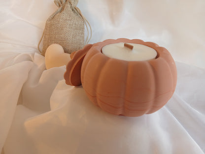 Pumpkéa — Bougie en pot Jesmonite Citrouille avec couvercle | Cire de soja | Fait main à Nice