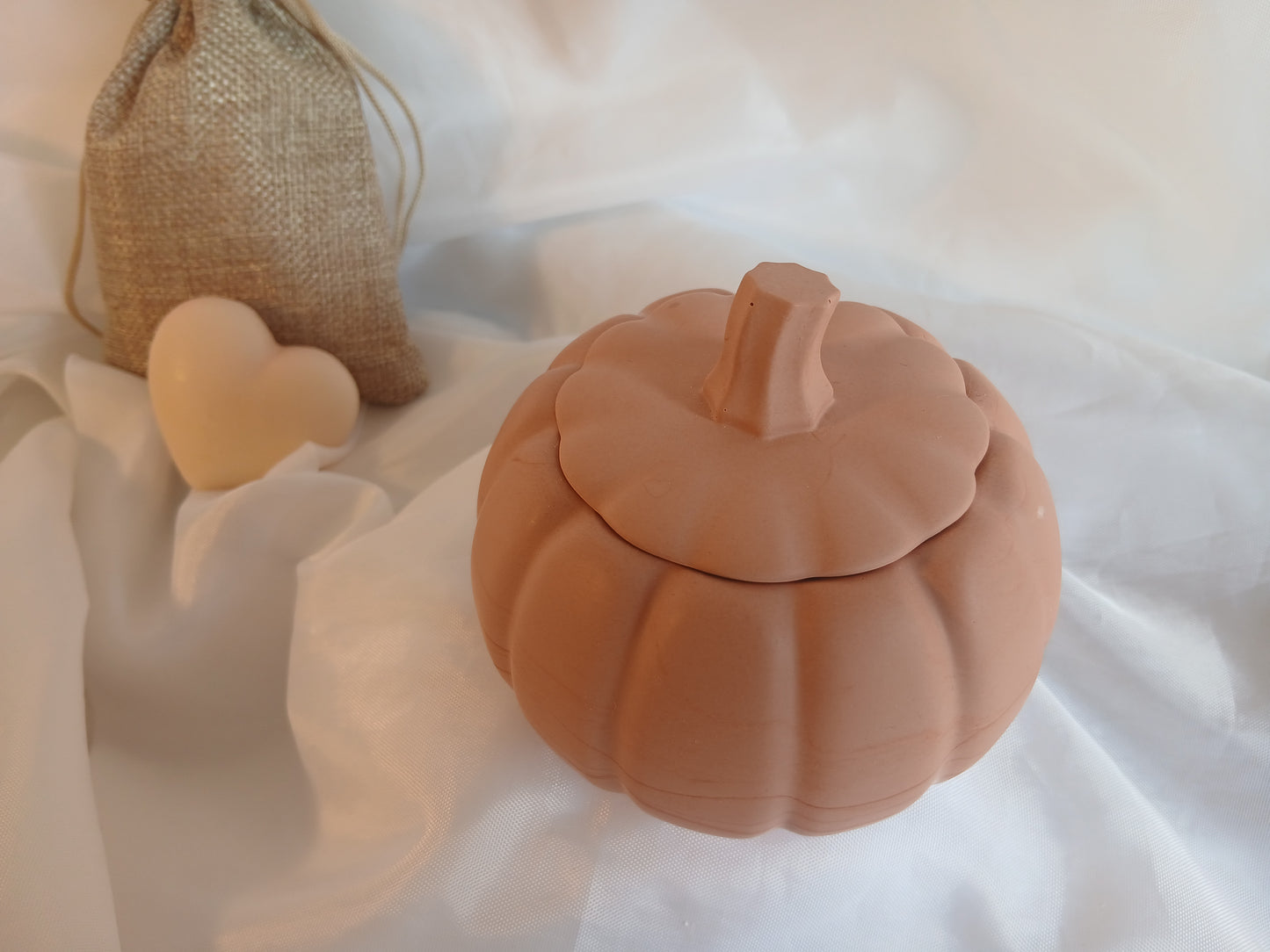 Pumpkéa — Bougie en pot Jesmonite Citrouille avec couvercle | Cire de soja | Fait main à Nice