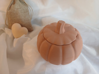 Pumpkéa — Bougie en pot Jesmonite Citrouille avec couvercle | Cire de soja | Fait main à Nice
