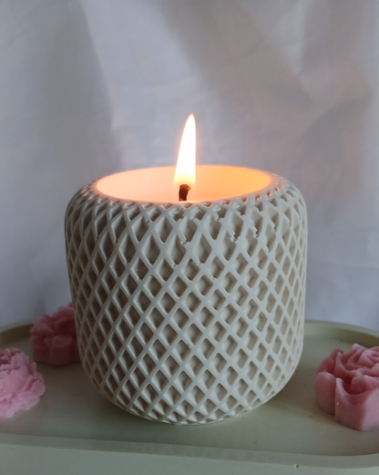 Fléa - bougie en pot Jesmonite dentelle ajourée mise en scène avec éco-recharge - Cocon by Héléa