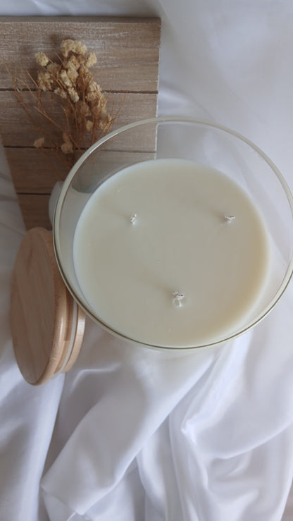 Vue de dessus de la bougie Léa, triple mèche en cire de soja dans un pot en verre