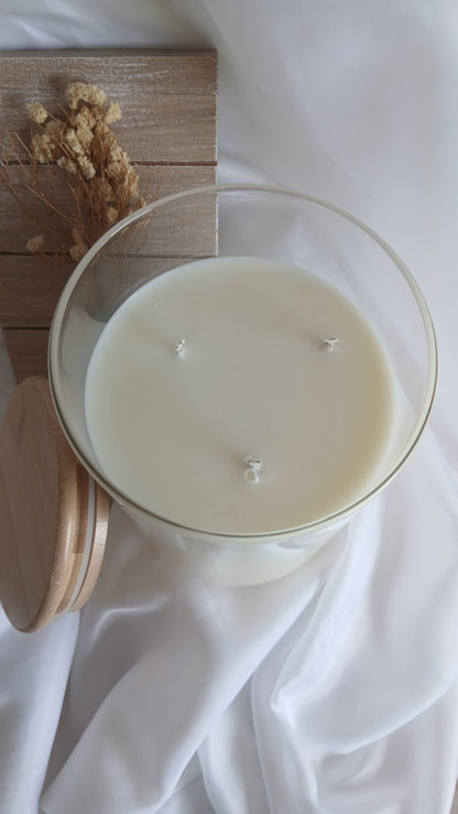Vue de dessus de la bougie Léa, triple mèche en cire de soja dans un pot en verre