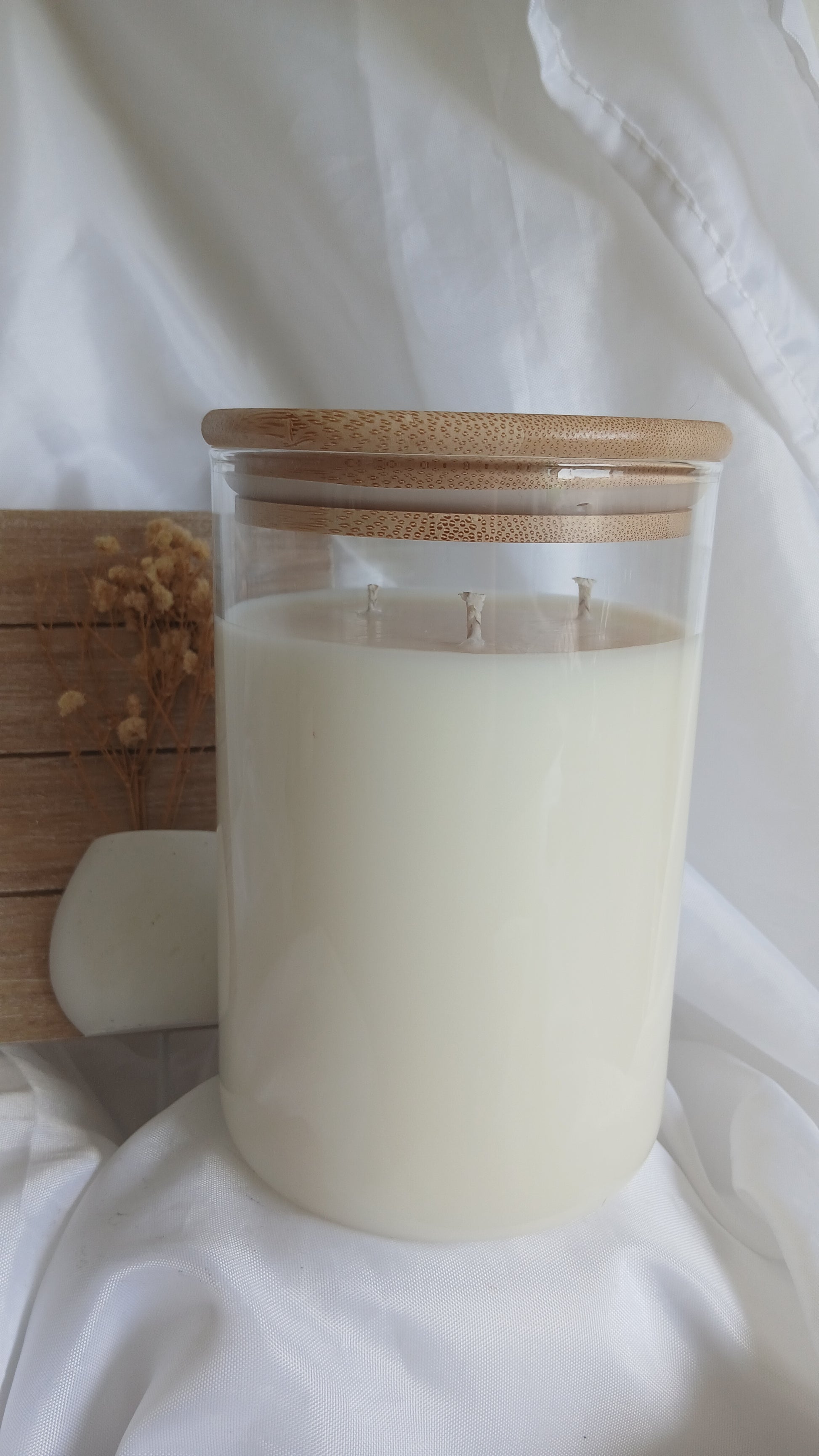 Bougie Léa, pot en verre transparent et couvercle en bois, triple mèche visible, cire de soja parfumée, fait main à Nice