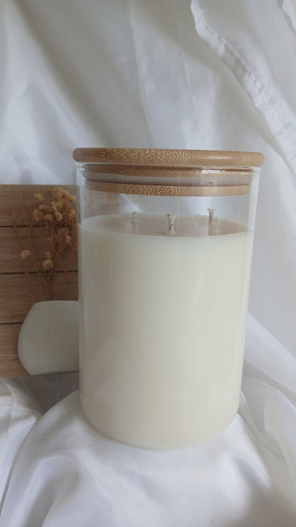 Bougie Léa, pot en verre transparent et couvercle en bois, triple mèche visible, cire de soja parfumée, fait main à Nice